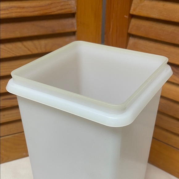 Vintage Tupperware Food Storage Container - Picture 13 of 15